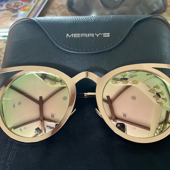 🕶Merry’s Gold ☀️Tone Sunglasses 🕶 - Picture 1 of 6